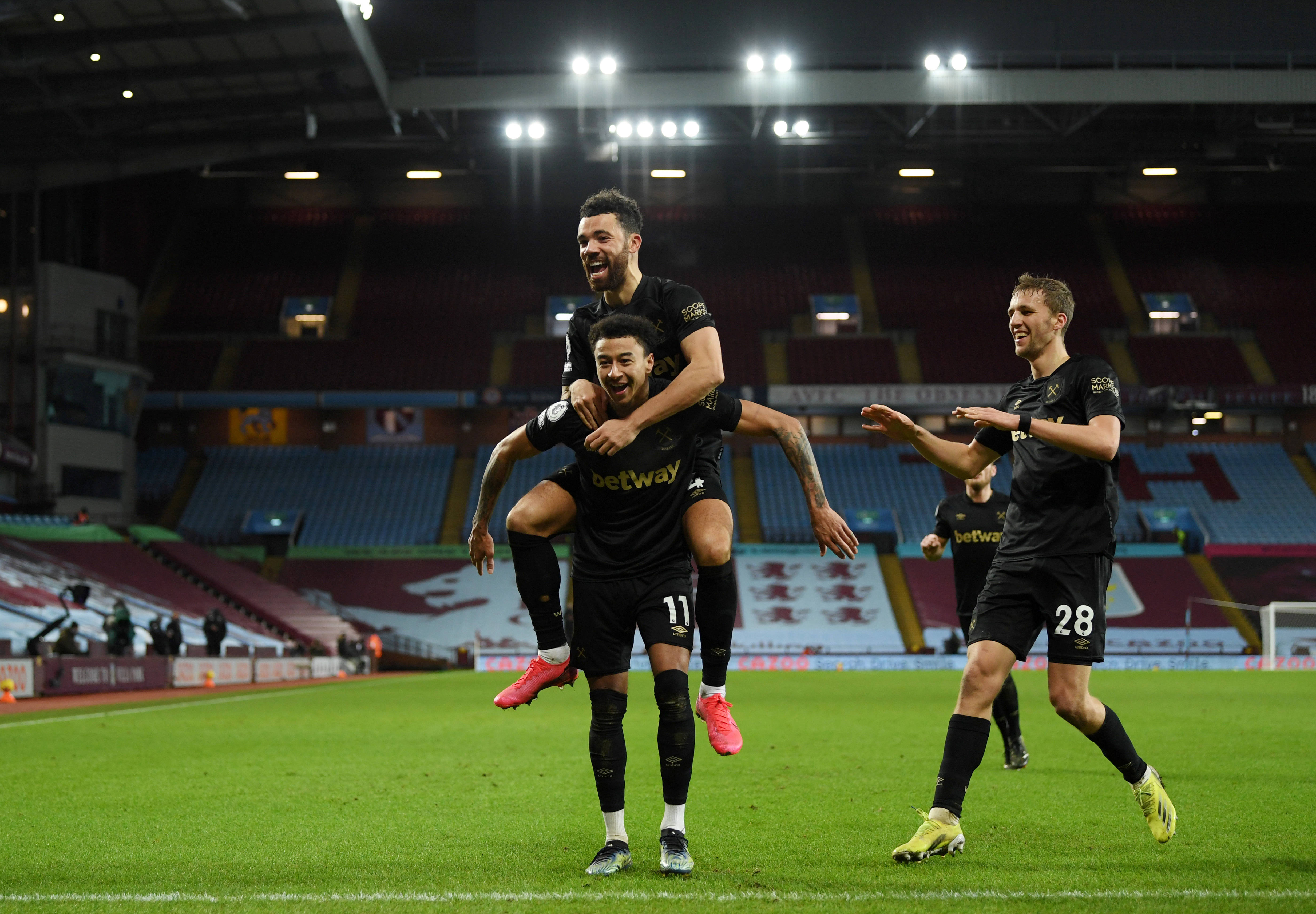 奥纳纳想回曼联遭拒绝，明夏或2000万转会沙特！要求加薪原因曝光（奥纳纳回归曼联无望：明夏或2000万转投沙特，加薪诉求缘由曝光）