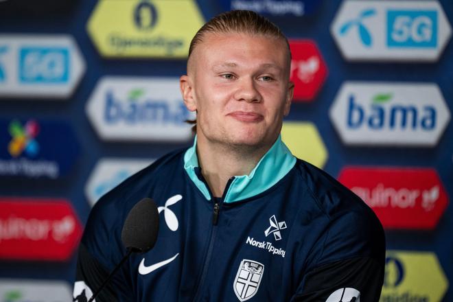 U22国家队走进成都实验小学西区分校，黄博文、于大宝等人与师生互动（U22国家队走访成都实验小学西区分校，黄博文、于大宝等人与师生开展互动交流）