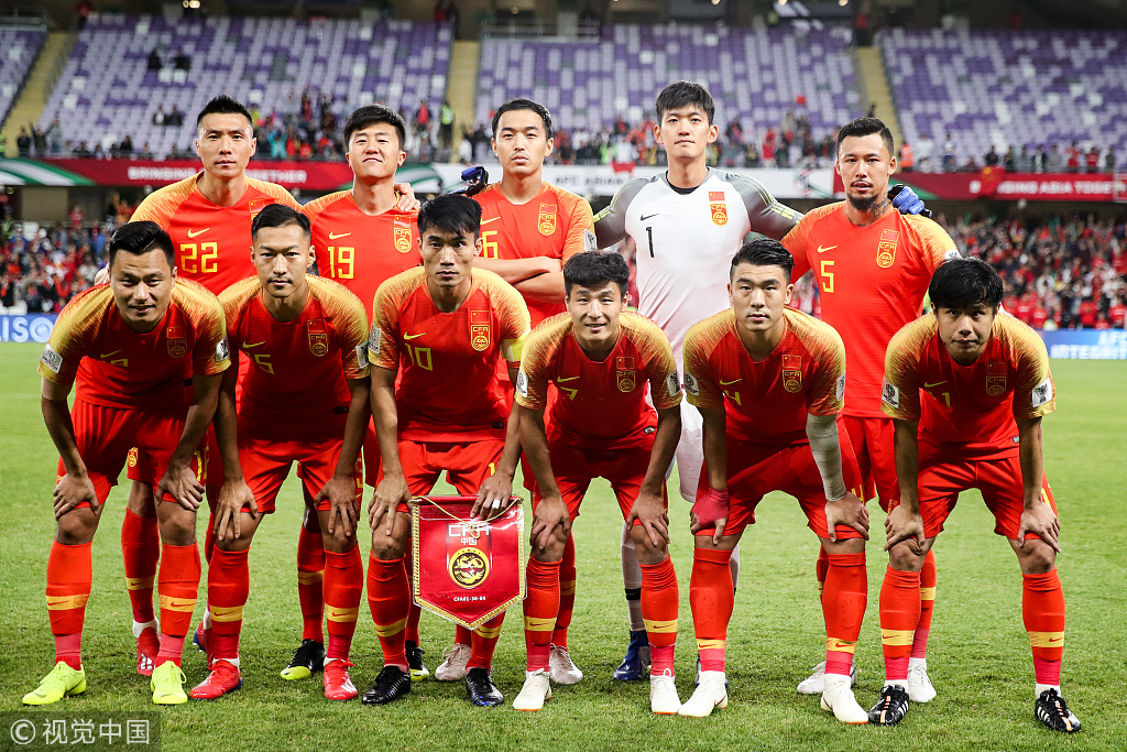 内马尔赛前牵着自己的女儿马维入场，之后还给女儿比心（赛前温情一幕：内马尔牵女儿马维入场并隔空比心）