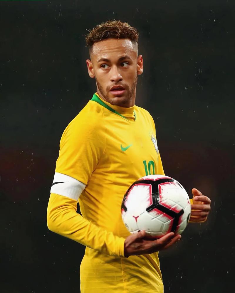 法兰克福4-3逆转科隆，伯卡特梅开二度，达胡德建功（法兰克福上演4-3逆转击败科隆，伯卡特双响，达胡德破门）